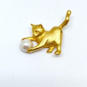 Vintage Gold Cat With Faux Pearl Broach, Slight Tarnish at Tail, Preowned